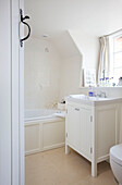 Weißes Bad mit Waschtisch in einem Haus in Dorset, Corfe Castle, England