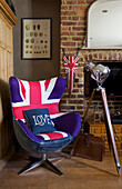 Union-Jack-Stuhl mit Dreibein am freiliegenden Backsteinkamin in viktorianischer Villa in Kent, England, UK