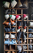 Schuhaufbewahrung in einem Haus in Rye, East Sussex, Großbritannien