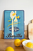 Italienischer Retro-Kalender mit Zitronen auf der Küchentheke in Dartmouth Devon UK