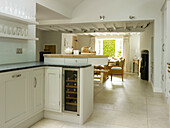 Aufbewahrung von Glaswaren in offener Küche und Esszimmer eines Hauses in Nottinghamshire, England, UK