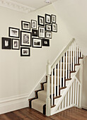 Schwarz-Weiß-Fotosammlung im Treppenhaus eines Stadthauses im Norden Londons England UK
