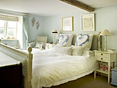 Herzförmiger Druck auf Kissen im Schlafzimmer eines Hauses in Nottinghamshire, England, UK