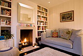 Entenei-blaues Sofa im Wohnzimmer eines Londoner Hauses UK