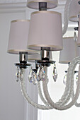 Glaskronleuchter mit Lampenschirmen in einem Londoner Haus UK