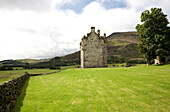 Trockensteinmauer und Schloss außen Schottland UK
