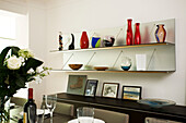 Verschiedene Vasen auf einem Regal im Esszimmer eines modernen Hauses in London, England, UK