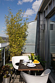 Frühstückstisch auf einem Londoner Balkon mit Tisch und Stühlen UK