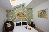 Schlafzimmer mit Muh! Tapete und französischen Bauernhof-Illustrationen London UK