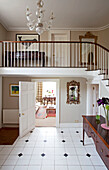 Gefliester Eingangsflur mit doppelt hoher Treppe in einem Haus in East Sussex, England, UK