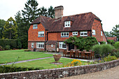 Außenbereich eines Landhauses in Sussex mit Rasenfläche UK