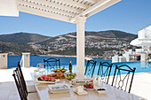 Esstisch auf der Terrasse einer luxuriösen Ferienvilla in der Republik Türkei