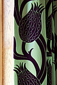 Detail von grünem und lila geblümtem Stoffvorhang