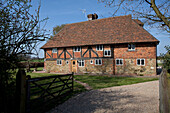 Haus mit Holzbalken aus Ziegeln und Stein in Kent, Großbritannien