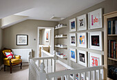Weißes Treppengeländer und Kunstwerke in einem Haus in Tyne & Wear, England, Vereinigtes Königreich