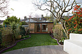 Gartenkübel in einem mit Rasen bewachsenen Außenbereich eines Hauses in East Sussex, England, Vereinigtes Königreich