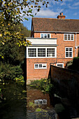 Haus aus Backstein in Surrey am Wasser UK