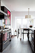 Offenes Esszimmer und Pantry-Küche in modernem Haus, Hove, East Sussex, England, UK