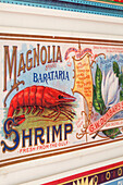 Altmodisches Meeresfrüchte-Poster mit Werbung für frische Krabben in einem Londoner Stadthaus, England, UK