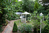 Weiße Pergola im hinteren Garten eines Londoner Hauses, UK