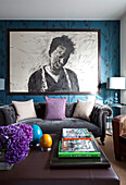 Überdimensionale Kunstwerke in einem modernen Wohnzimmer mit grauem Chesterfield-Sofa in einem Londoner Haus, UK