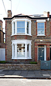 Londoner Doppelhaushälfte in einer sonnenbeschienenen Straße, Vereinigtes Königreich