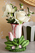 Weiße Rosen in verschnörkelter Vase in einem Bauernhaus in Sussex, England, UK