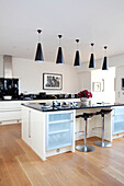 Moderne schwarze Pendelleuchten in einer modernen Küche, Umbau eines Lagerhauses in Berkshire, England, UK