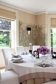 Cremefarbener und weißer Esstisch für das Abendessen in einem Landhaus in Sussex, England, Vereinigtes Königreich