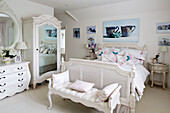 Verspiegelte Garderobe und Kunstwerke im weißen Schlafzimmer eines Hauses in Dulwich, London, UK