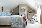 Blau gemusterter Stoff auf einem Doppelbett im Schlafzimmer eines Cottage in Dorset, England, UK