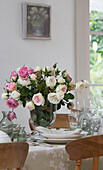 Geschnittene Rosen auf einem Esstisch in einem Haus in Sussex Downs, England, UK