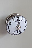 Vintage-Uhr mit Türgriff in einem Londoner Stadthaus, England, UK