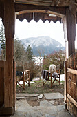 Blick durch die Verandatür auf den Bergblick in Chateau-d'Oex, Waadt, Schweiz