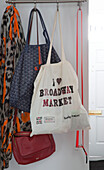 "Einkaufstüten I LOVE BROADWAY MARKET"" hängen im Eingangsbereich eines Londoner Stadthauses England UK"""