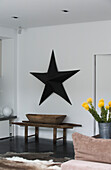Großer schwarzer Stern mit Holzantike in modernem Haus in Sussex, England, UK