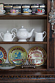 Toastständer und Teekanne mit verschiedenen Verpackungen auf Holzregalen in einem Haus in Sussex, Großbritannien