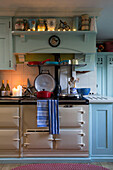 Beleuchtung und Haushaltswaren mit Herd in einer Küche in Sussex, England, Vereinigtes Königreich