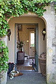 Blick durch die offene Haustür in den Flur des Landhauses in Warminster, Wiltshire, England, Vereinigtes Königreich