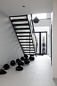 Eingangsflur und Treppenhaus im Zen-Stil in einem Haus in London, England, UK