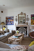 Grob behauener Couchtisch und Kamin mit moderner Kunst im Wohnzimmer eines Hauses in Arundel, West Sussex, England UK