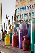 Verschiedene Farben und Pinsel in einem Atelier in Arundel, West Sussex, England, UK