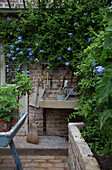 Besen lehnt neben Steinbecken in Arundel sun room West Sussex England UK