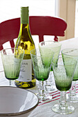 Weißwein und Gläser auf einem Tisch in einem britischen Haus