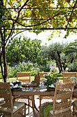 Essen im Freien unter einer Pergola auf dem Gelände eines Bauernhauses im Var in der Provence Frankreich