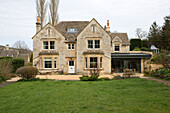 Außenansicht eines Einfamilienhauses aus Stein in Gloucestershire England UK