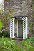 Eingangstür zu einem Bauernhaus aus Stein in Gloucestershire England UK
