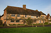 Bauernhaus aus Fachwerk und Ziegeln am Straßenrand in Hampshire, England, UK