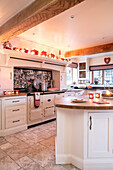 Beleuchtete Teelichter in einer Landhausküche mit Kochinsel in Hampshire England UK