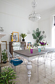 Transparente Esszimmerstühle am Tisch mit Zimmerpflanzen in einem Haus in Brighouse, West Yorkshire UK